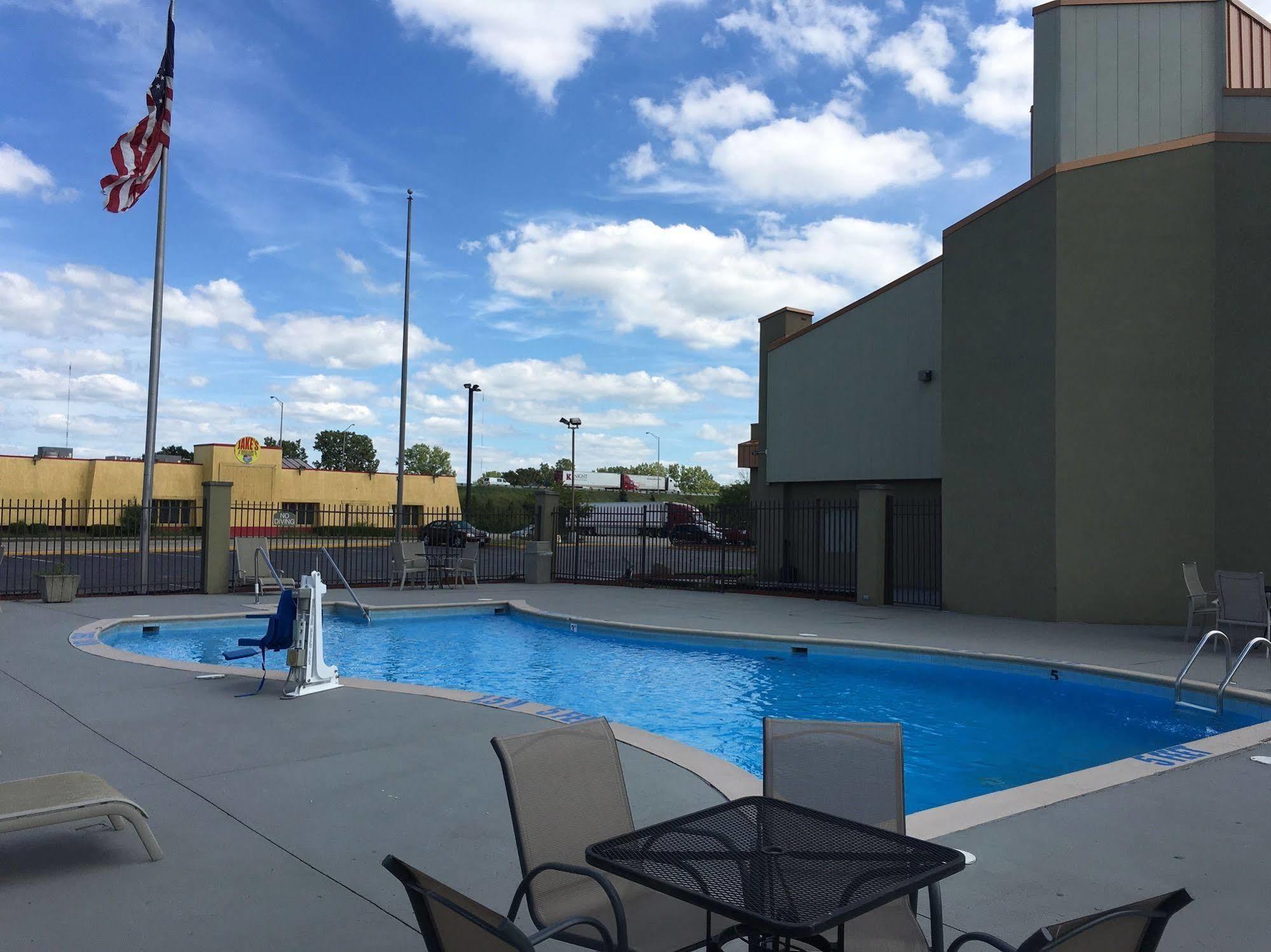 Country Inn & Suites By Radisson, Indianapolis East, In Exterior photo